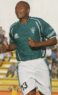ccamposfutbol's tweet photo. Un 3 junio de 1974 en Melo, Cerro Largo, Uruguay nace Silvio Daer Fernández Dos Santos @silviodaer exdelantero y DT; Campeon y goleador con Stgo. Wanderers el 2001 con 17 goles. En Chile jugó además en Provincial Osorno, Colo Colo, Universidad de Concepcion, Palestino y Rangers. https://t.co/VzaNsD3J2d
