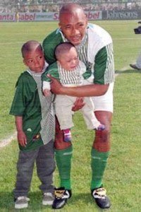 ccamposfutbol's tweet photo. Un 3 junio de 1974 en Melo, Cerro Largo, Uruguay nace Silvio Daer Fernández Dos Santos @silviodaer exdelantero y DT; Campeon y goleador con Stgo. Wanderers el 2001 con 17 goles. En Chile jugó además en Provincial Osorno, Colo Colo, Universidad de Concepcion, Palestino y Rangers. https://t.co/VzaNsD3J2d