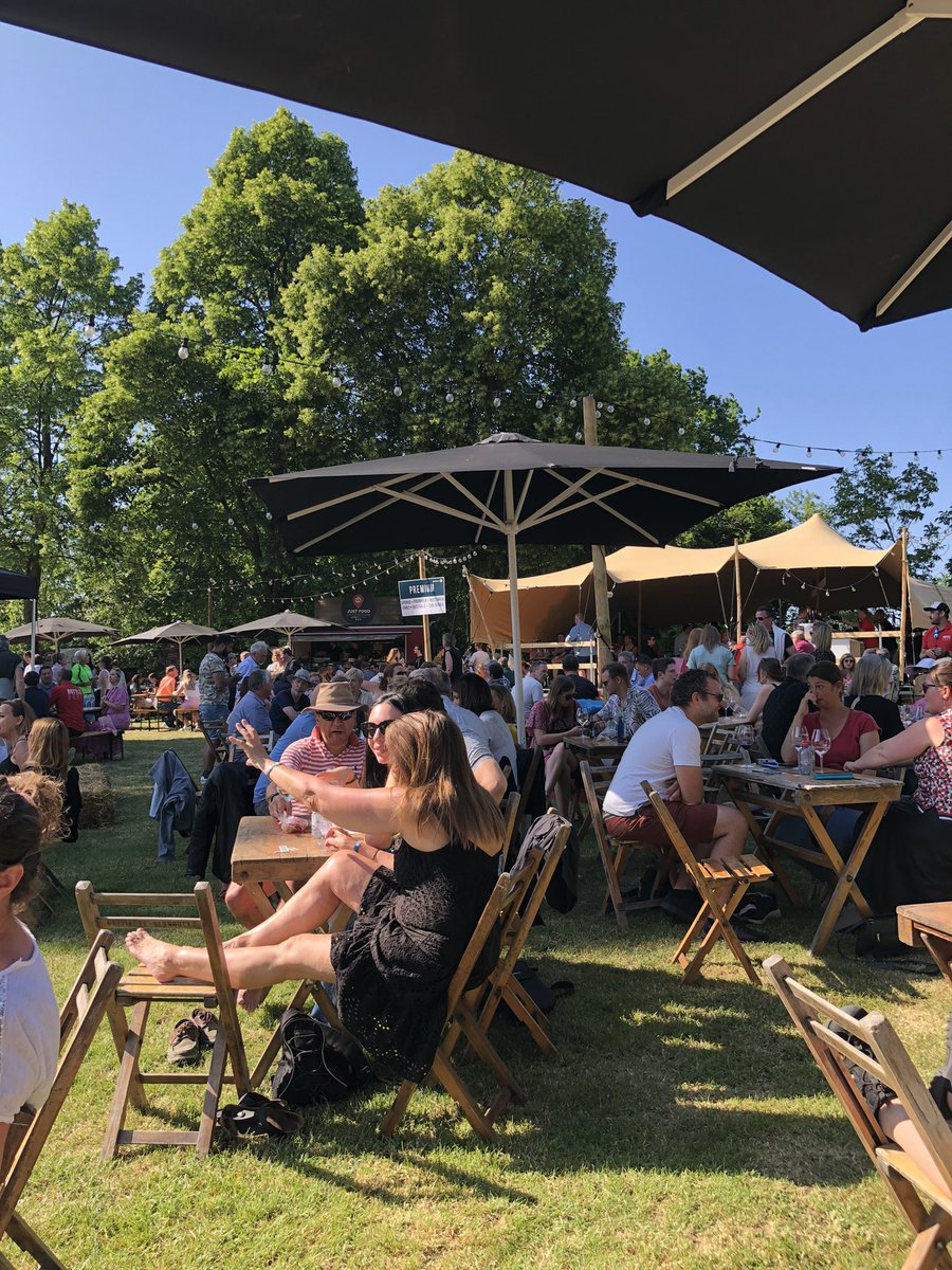 JoostVF's tweet photo. Rara waar zijn wij? #LeWine #Bottlefest met @Karl_Drabbe Ons eerste festivalletje sinds jaren 🍷🥳 https://t.co/wEopukHub0