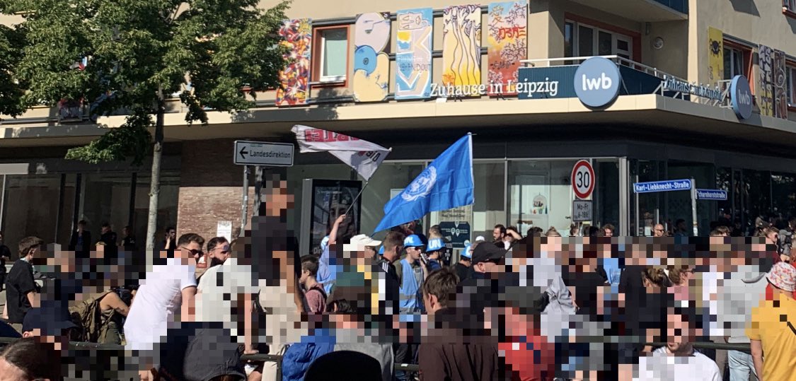 pablo_lej's tweet photo. Nachdem die deutsche Bundesregierung bereits für die Kriminalisierung der Klimabewegung von den Vereinten Nationen getadelt wurden, ist es umso schöner zu sehen dass es einen UN Blauhelm Einsatz heute in Leipzig gibt. #le0306 https://t.co/NwNbvUgadi