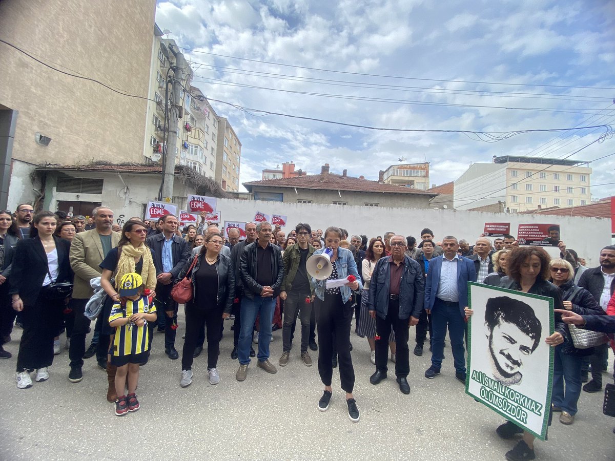 10 sene geçti aradan 
Acımız geçmedi, öfkemiz dinmedi…
Ali İsmail’i darbedildiği sokakta andık; 
Kanının düştüğü yere karanfil bıraktık!
Düştüğü yerden çoğalarak kalktı Ali İsmail…
Ateş oldu içimizi yakan; ışık oldu gelecek nesilleri aydınlatan…
#AliİsmailKorkmazÖlümsüzdür