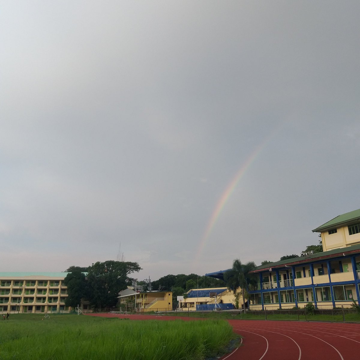 Ceith002's tweet photo. Did some track session todei and bumb into stranger.
I ask him if his whole team is trainin so i can wrap up my work. They wont they stopped trainin ill run solo today he replied. Apparently hes training for the batang Pinoy on november https://t.co/sDyvcJdxlg