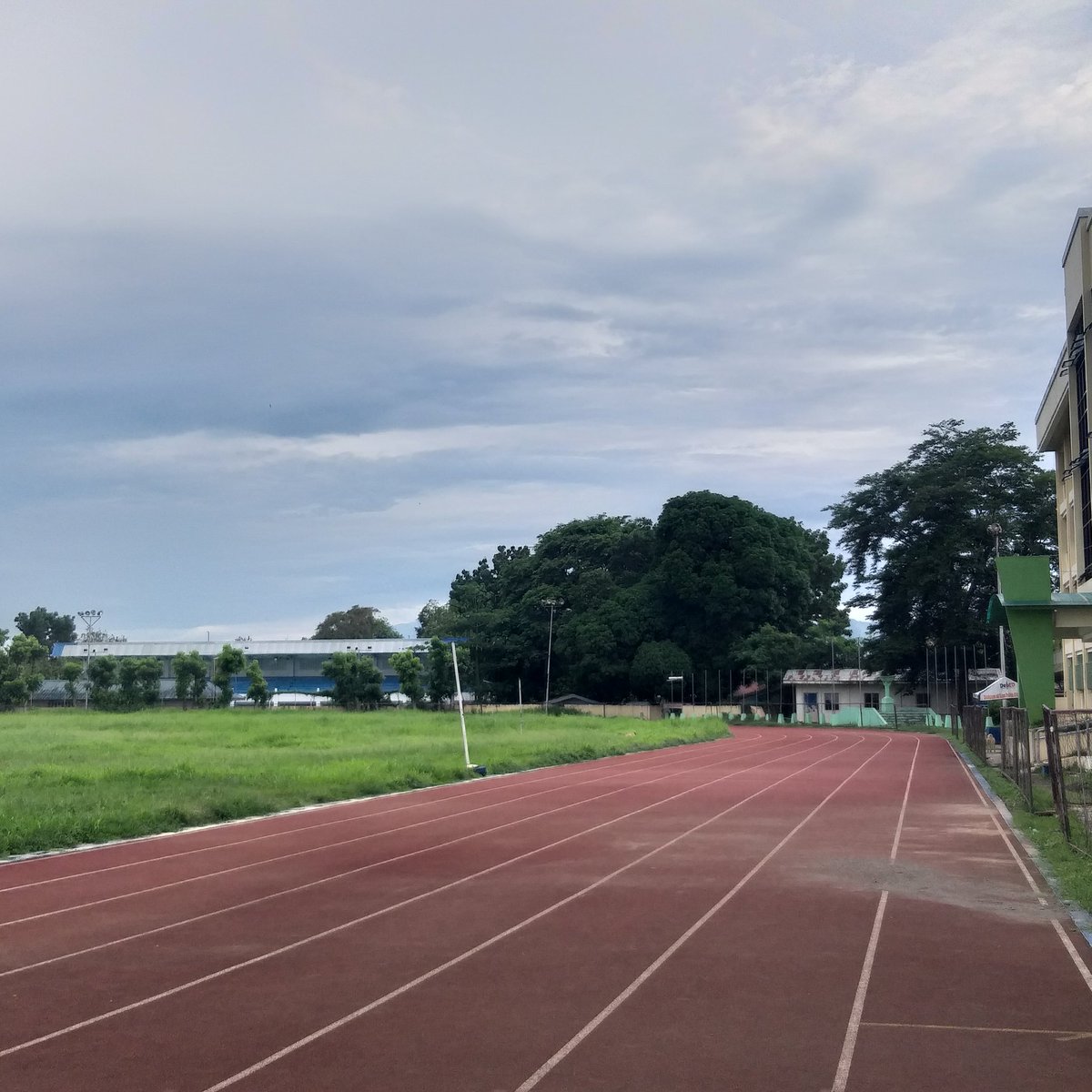 Ceith002's tweet photo. Did some track session todei and bumb into stranger.
I ask him if his whole team is trainin so i can wrap up my work. They wont they stopped trainin ill run solo today he replied. Apparently hes training for the batang Pinoy on november https://t.co/sDyvcJdxlg