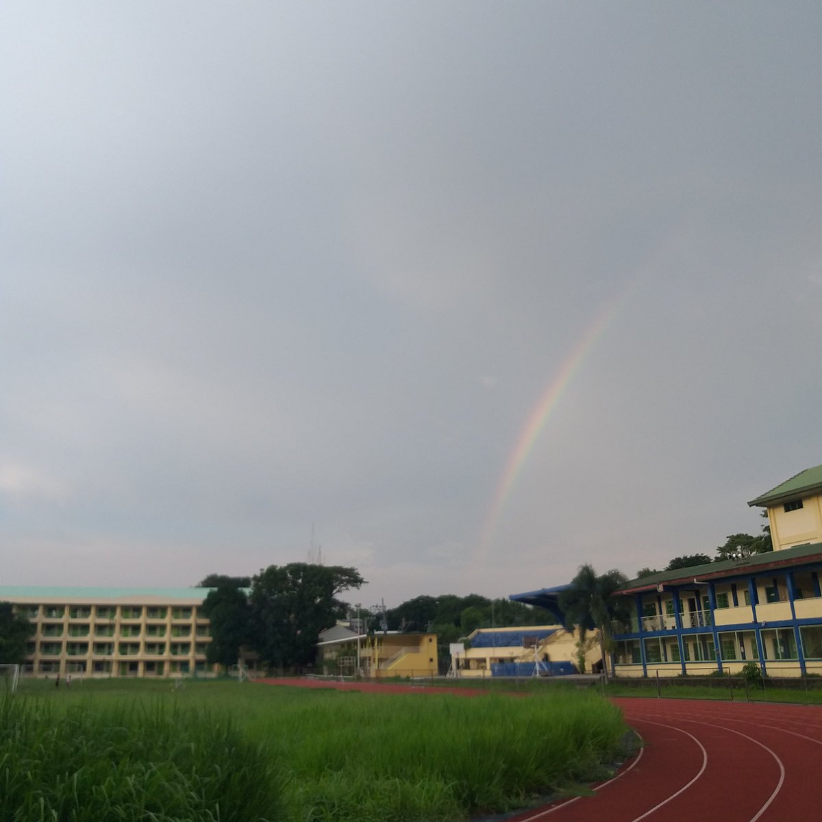 Ceith002's tweet photo. Did some track session todei and bumb into stranger.
I ask him if his whole team is trainin so i can wrap up my work. They wont they stopped trainin ill run solo today he replied. Apparently hes training for the batang Pinoy on november https://t.co/sDyvcJdxlg