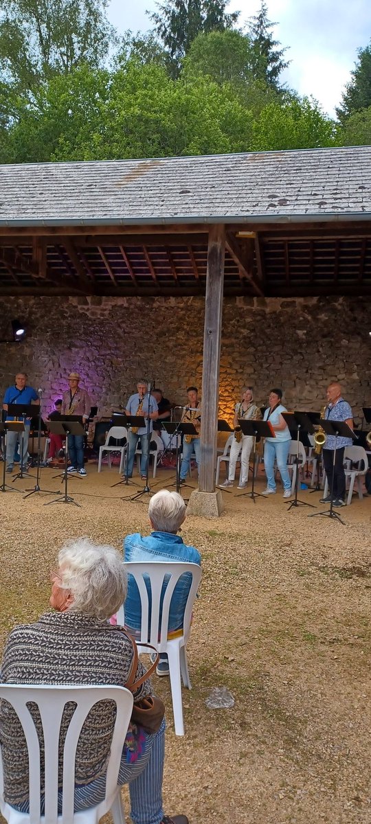 JeFCourtes's tweet photo. Le medium band et le #jet19 #Bigband de #Villedetulle en concert à la salle de concert du château de @Sedieres @thidav @Departement19 @PascalCOSTE https://t.co/5I06tEtKzZ