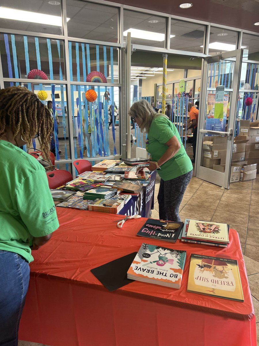 MelodyHurd1's tweet photo. We are so excited to be giving away books to our students! We are kicking off the Mayor SMART Summer Reading program #readforme
@DrElenaSHill @MurilloDebbie1 @Mo1Ramirez @HildaCRobinson @CommunitySMU @AnneLaurenMarrs @TammyWallis16 https://t.co/V6TOPTPbIg