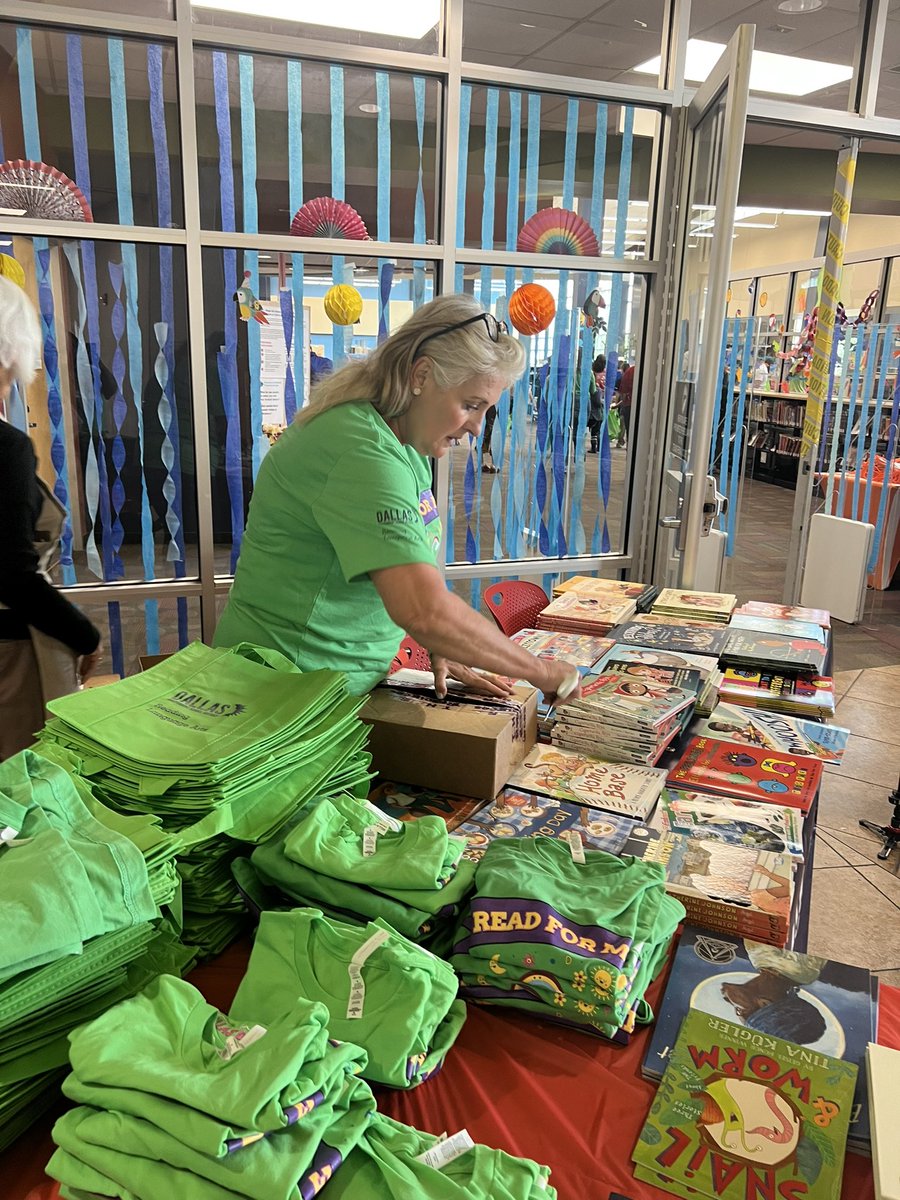 MelodyHurd1's tweet photo. We are so excited to be giving away books to our students! We are kicking off the Mayor SMART Summer Reading program #readforme
@DrElenaSHill @MurilloDebbie1 @Mo1Ramirez @HildaCRobinson @CommunitySMU @AnneLaurenMarrs @TammyWallis16 https://t.co/V6TOPTPbIg