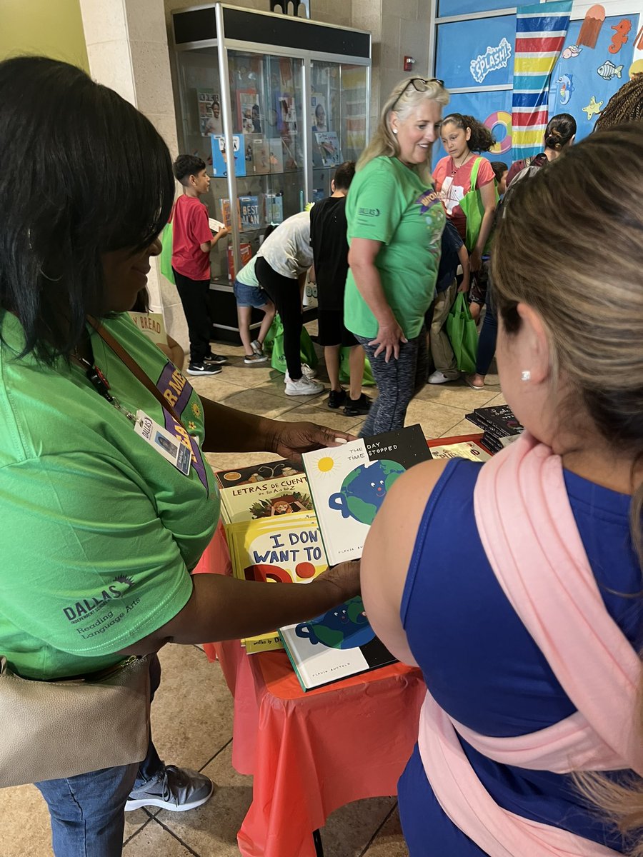 MelodyHurd1's tweet photo. We are so excited to be giving away books to our students! We are kicking off the Mayor SMART Summer Reading program #readforme
@DrElenaSHill @MurilloDebbie1 @Mo1Ramirez @HildaCRobinson @CommunitySMU @AnneLaurenMarrs @TammyWallis16 https://t.co/V6TOPTPbIg