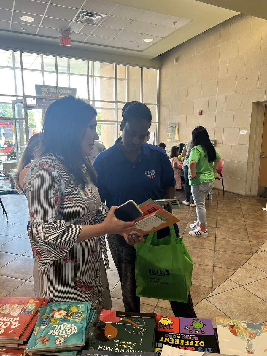 MelodyHurd1's tweet photo. We are so excited to be giving away books to our students! We are kicking off the Mayor SMART Summer Reading program #readforme
@DrElenaSHill @MurilloDebbie1 @Mo1Ramirez @HildaCRobinson @CommunitySMU @AnneLaurenMarrs @TammyWallis16 https://t.co/V6TOPTPbIg