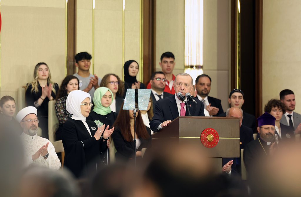 EmineErdogan's tweet photo. Bugün dünyanın her yerinde kalpleri Türkiye Yüzyılı’nın başarısı için atan tüm kardeşlerimizin duaları ve iyi dilekleriyle, ülkemiz için yeni bir sayfa açıldı. 

Bu kutlu yolculuğun Türkiye için, milletimiz için, insanlık için hayırlara vesile olmasını diliyorum.

Cumhurbaşkanlığı Göreve Başlama Töreni’nde bizi yalnız bırakmayarak, mutluluğumuzu paylaşan tüm Devlet Başkanları ile çok kıymetli eşlerine, yurt içi ve yurt dışından gelen bütün dostlarımıza teşekkürlerimizi sunuyorum.