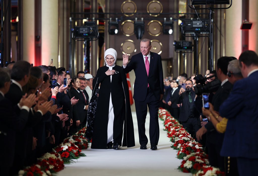 EmineErdogan's tweet photo. Bugün dünyanın her yerinde kalpleri Türkiye Yüzyılı’nın başarısı için atan tüm kardeşlerimizin duaları ve iyi dilekleriyle, ülkemiz için yeni bir sayfa açıldı. 

Bu kutlu yolculuğun Türkiye için, milletimiz için, insanlık için hayırlara vesile olmasını diliyorum.

Cumhurbaşkanlığı Göreve Başlama Töreni’nde bizi yalnız bırakmayarak, mutluluğumuzu paylaşan tüm Devlet Başkanları ile çok kıymetli eşlerine, yurt içi ve yurt dışından gelen bütün dostlarımıza teşekkürlerimizi sunuyorum.