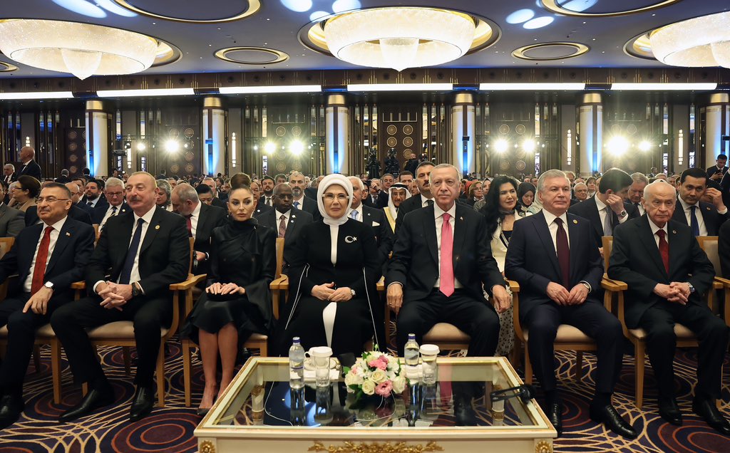 EmineErdogan's tweet photo. Bugün dünyanın her yerinde kalpleri Türkiye Yüzyılı’nın başarısı için atan tüm kardeşlerimizin duaları ve iyi dilekleriyle, ülkemiz için yeni bir sayfa açıldı. 

Bu kutlu yolculuğun Türkiye için, milletimiz için, insanlık için hayırlara vesile olmasını diliyorum.

Cumhurbaşkanlığı Göreve Başlama Töreni’nde bizi yalnız bırakmayarak, mutluluğumuzu paylaşan tüm Devlet Başkanları ile çok kıymetli eşlerine, yurt içi ve yurt dışından gelen bütün dostlarımıza teşekkürlerimizi sunuyorum.