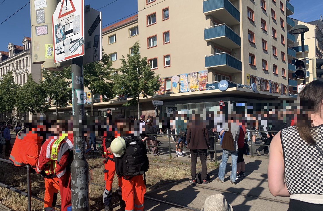 pablo_lej's tweet photo. Bitte achtet auf euch und eure Gesundheit. Das Tragen einer FFP2 Maske schützt euch und eure Liebsten. Danke auch an die Demosanis für die Erstversorgung der Opfer von Polizeigewalt #le0306 https://t.co/q87hBegf7b