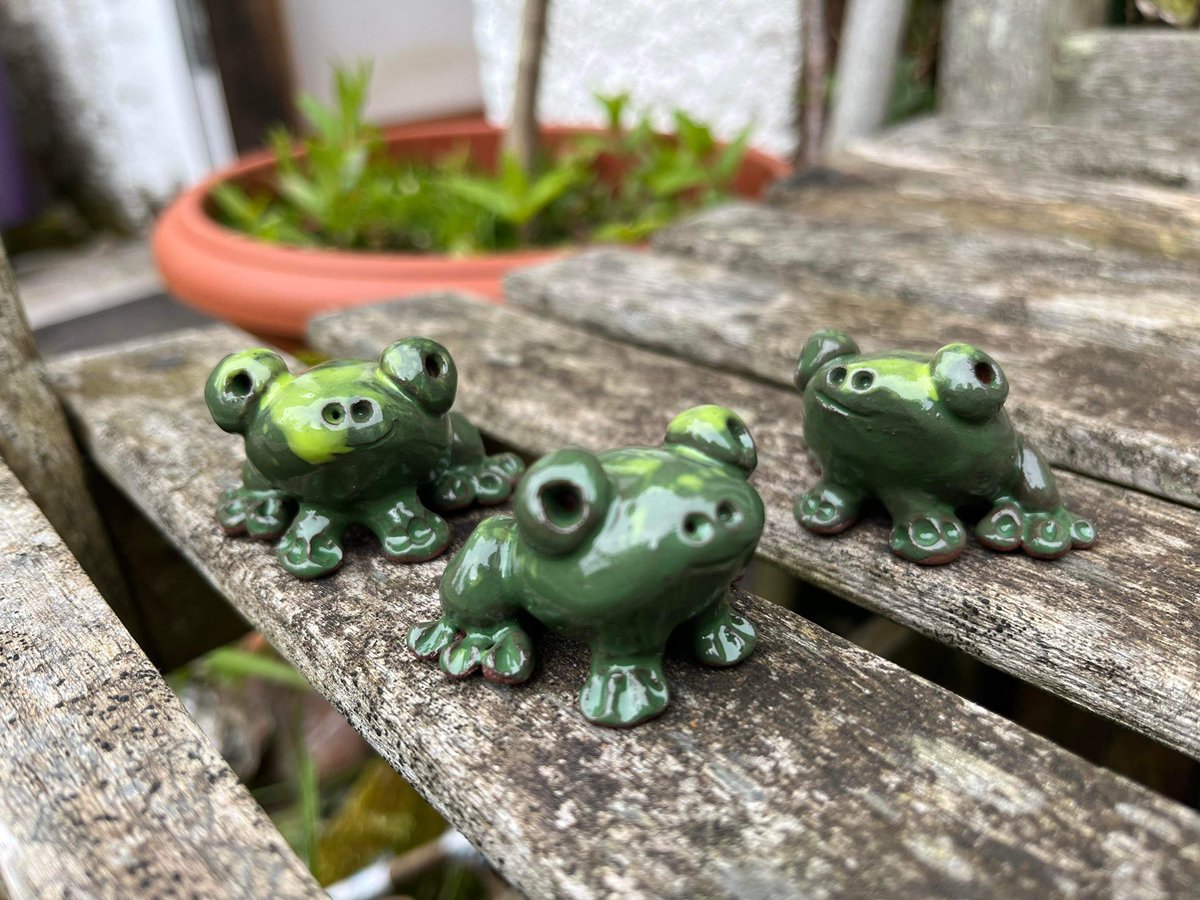 mudness_'s tweet photo. Cute little frogs 🐸 #frog #pottery #ceramicfrog #frogart #froggies https://t.co/lUChn2XdaX
