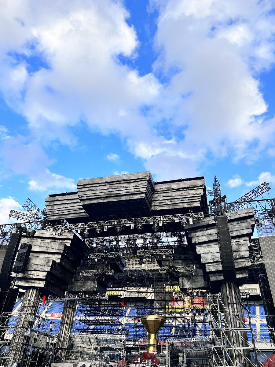 smallmt_knn0926's tweet photo. 声出しLive最高だったよー‼️
アリーナ席の人ぜひパノラマで写真撮ってみてほしいめっちゃいい感じになるー🥹‼️

#KingGnu https://t.co/r9HQVwj99r