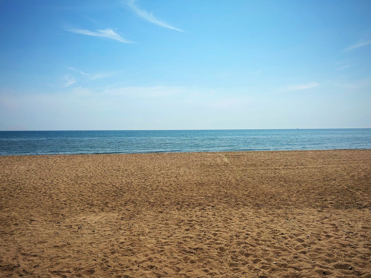 vindesigns2013's tweet photo. Breakfast on the beach this morning. One of the top 10 beaches in the country & it’s a short walk from my front door. #wisconsinsummer #Wisconsin https://t.co/rirG0aGIeH