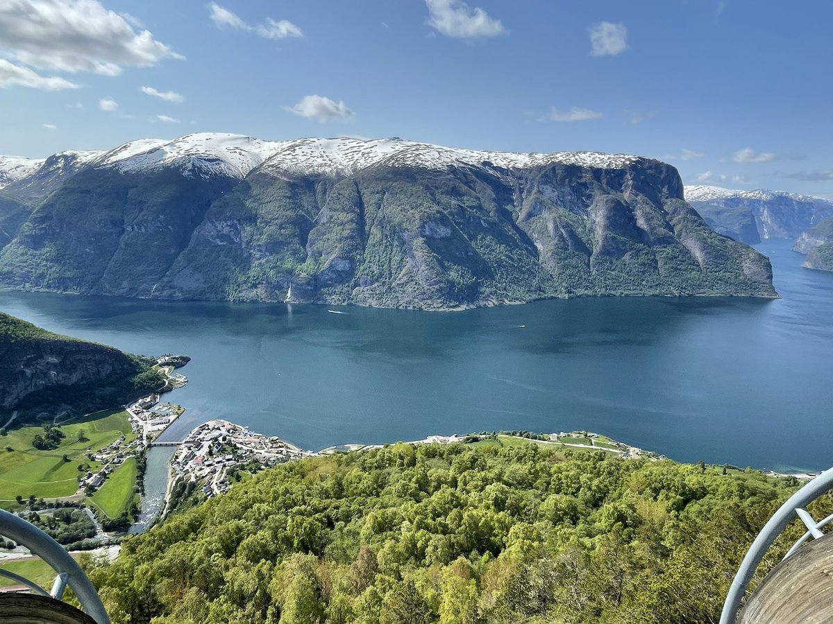 RaspandoelMapa's tweet photo. Gaste el celu (dos recargas van) y la bateria de la camara. No hay forma de parar de admirar los fiordos. Gracias @ekallestad por la idea de #norwayinanutshell. Falta el tren a Oslo aun https://t.co/Wdagz0pTG7