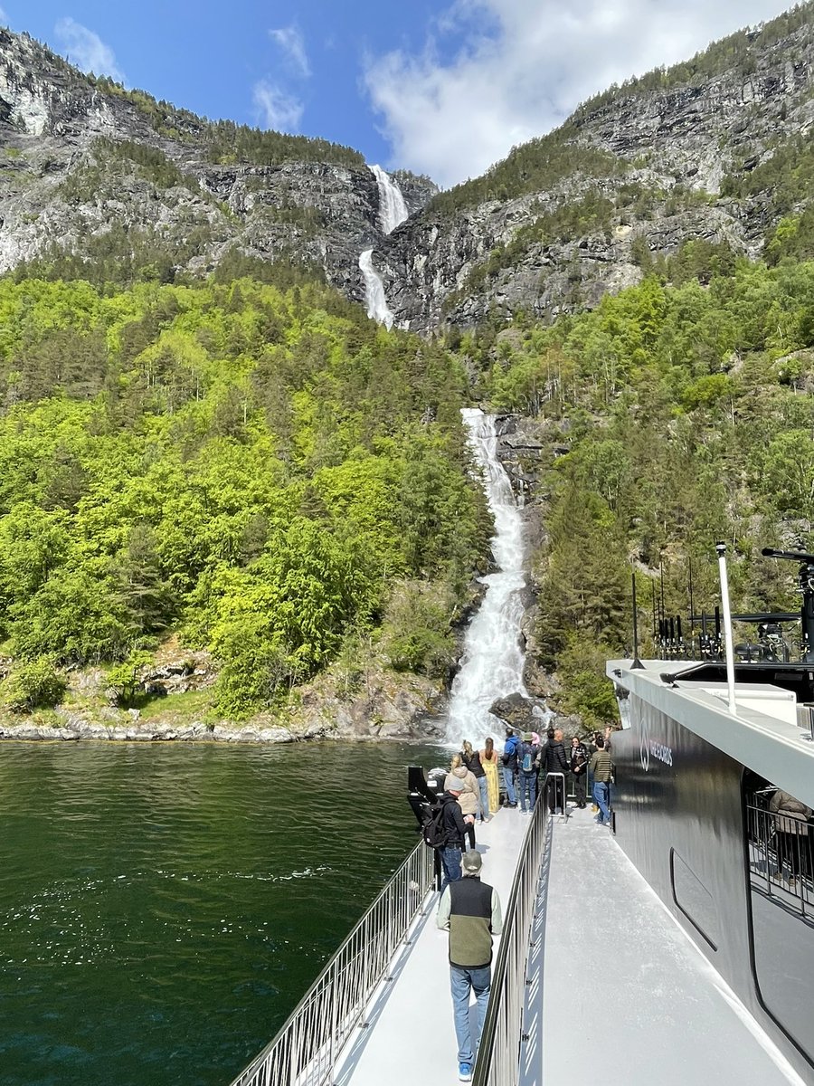 RaspandoelMapa's tweet photo. Gaste el celu (dos recargas van) y la bateria de la camara. No hay forma de parar de admirar los fiordos. Gracias @ekallestad por la idea de #norwayinanutshell. Falta el tren a Oslo aun https://t.co/Wdagz0pTG7
