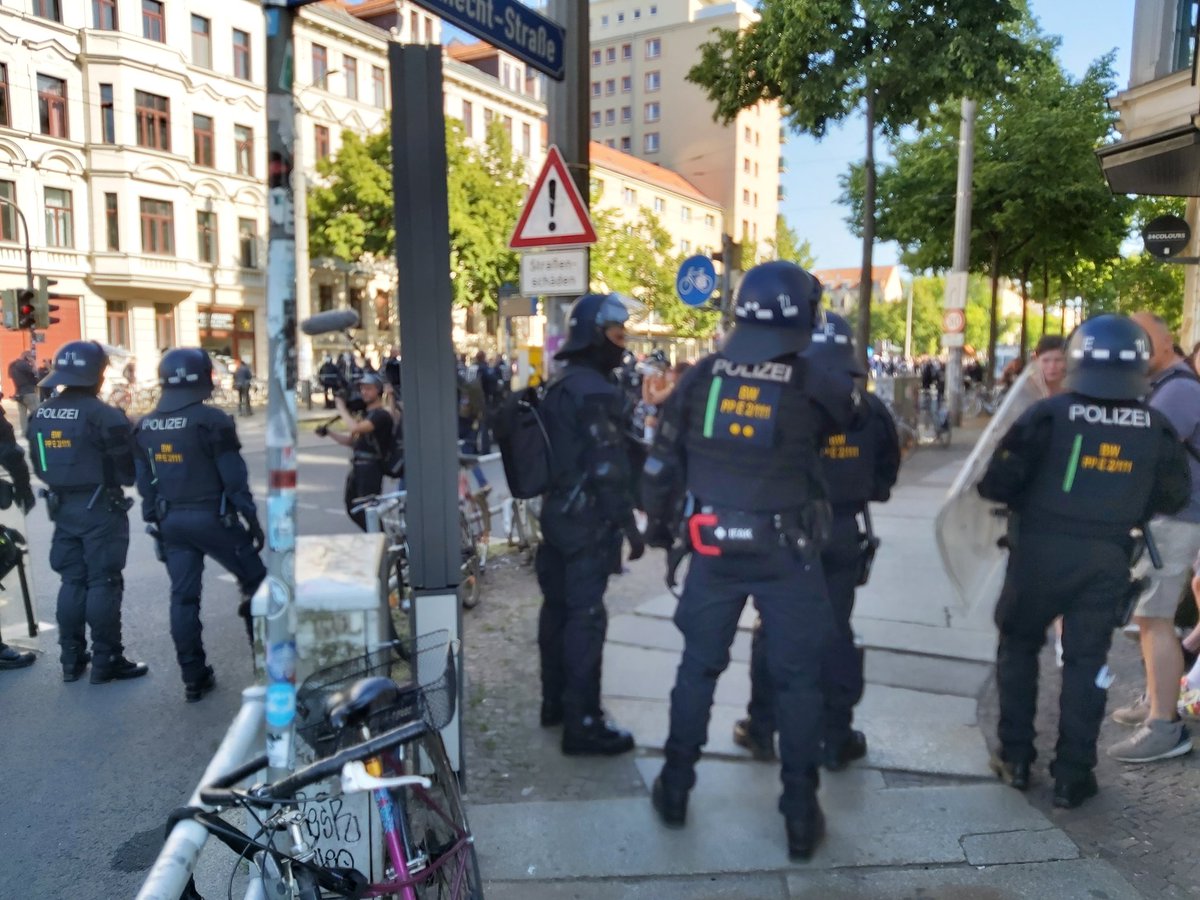 kopptisch's tweet photo. #le0306 copbefehl zum Kollegen: keine soll u kontrolliert (Taschen) Kundgebung verlassen dürfen. Gibt jetzt an Karli/Eisner. Hier wirklich dicht. Alle jetzt behelmt. #le0306 https://t.co/ivq3ZstgOg