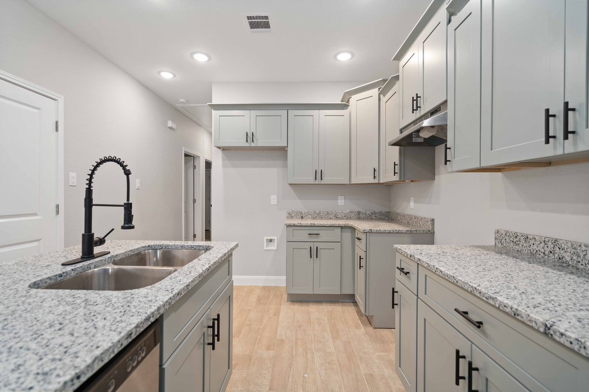 DonovanBuilds's tweet image. I have exited 16 (32 units) of these so far in a little over a year with 6 more finishing up in the next 60 days

If I could raise all debt for a new build duplex up to 80% of the completed value here’s how I’d structure it

- $80k for the land 
- $10k for plans/permits
-$200k…