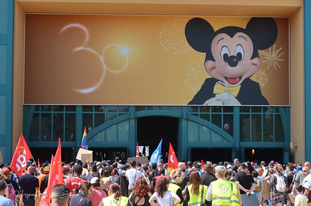 magaly_og's tweet photo. Jornada histórica de huelga en Disneyland Paris de los trabajadores del parque.
Por una subida salarial y mejora de más condiciones de trabajo.

#DisneylandParis #greve #Castmembers #grève #France #cast https://t.co/8XBj3Xtbmc