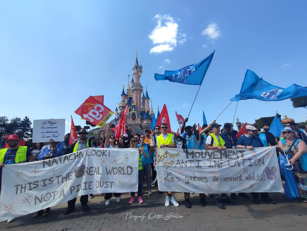 magaly_og's tweet photo. Jornada histórica de huelga en Disneyland Paris de los trabajadores del parque.
Por una subida salarial y mejora de más condiciones de trabajo.

#DisneylandParis #greve #Castmembers #grève #France #cast https://t.co/8XBj3Xtbmc