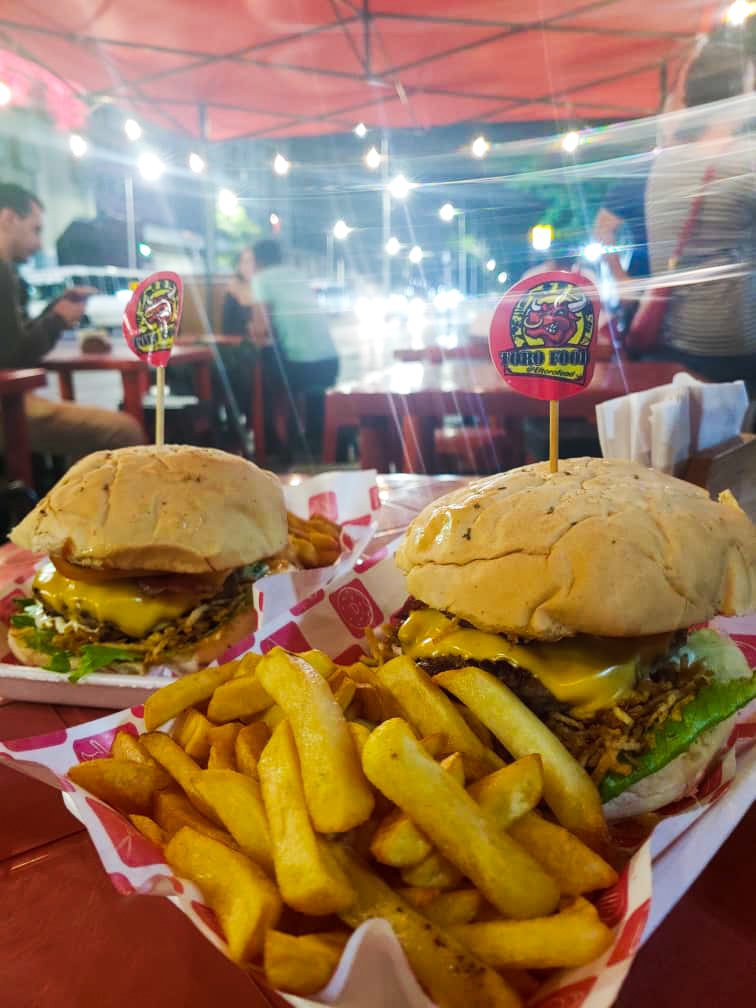 TuAltoPastel's tweet photo. Por cierto, anoche rescatamos par de hamburguesas serías dónde los panas de @eltorofood en IG, gracias chamita @laflakis1401 por las atenciones y por los debates sobre pastelitos y empanadas. 

Van a estar este fin frente a la Galería de Arte Nacional en la Av. México, caiganle! https://t.co/MkWtghm3co