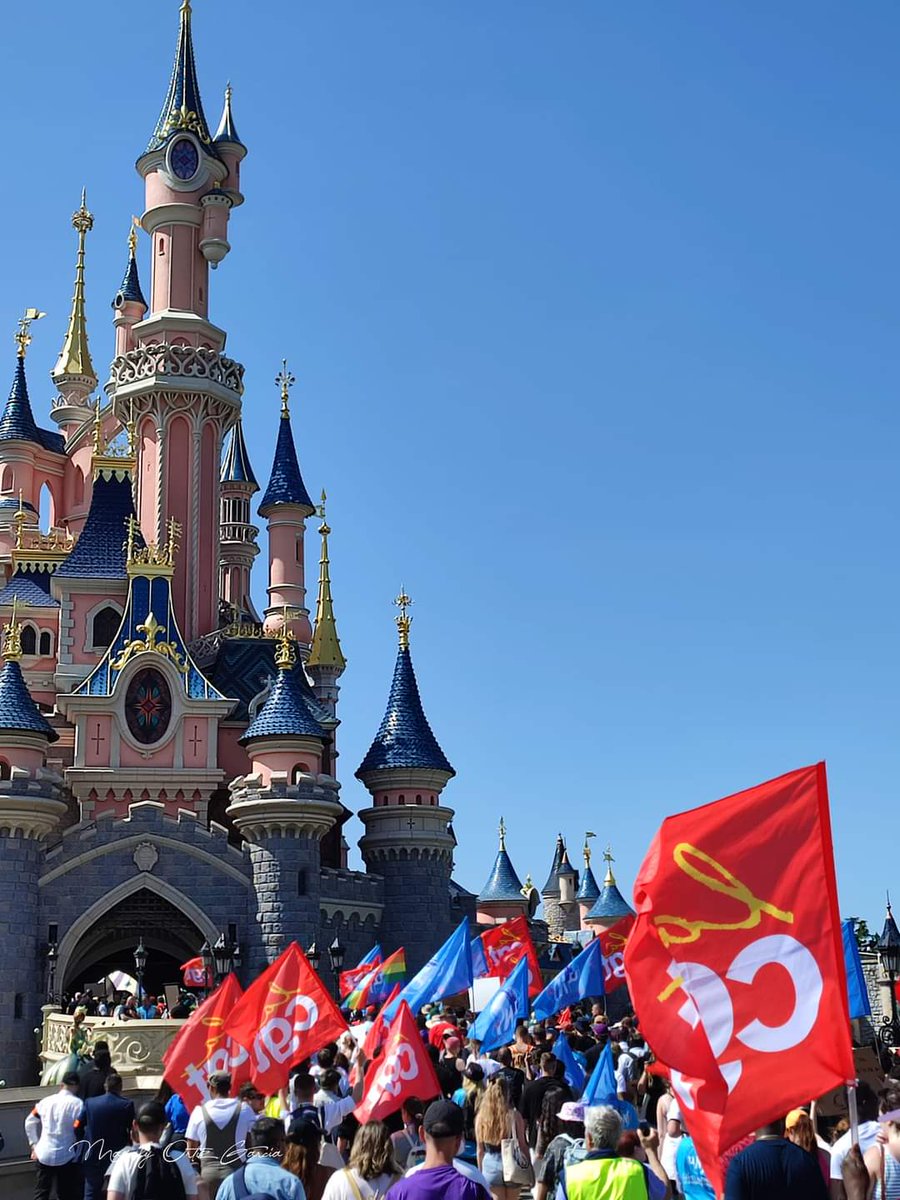 magaly_og's tweet photo. Jornada histórica de huelga en Disneyland Paris de los trabajadores del parque.
Por una subida salarial y mejora de más condiciones de trabajo.

#DisneylandParis #greve #Castmembers #grève #France #cast https://t.co/8XBj3Xtbmc
