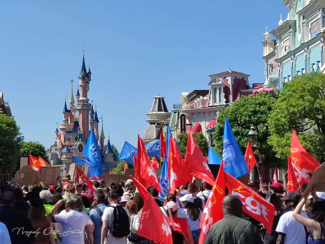 magaly_og's tweet photo. Jornada histórica de huelga en Disneyland Paris de los trabajadores del parque.
Por una subida salarial y mejora de más condiciones de trabajo.

#DisneylandParis #greve #Castmembers #grève #France #cast https://t.co/8XBj3Xtbmc