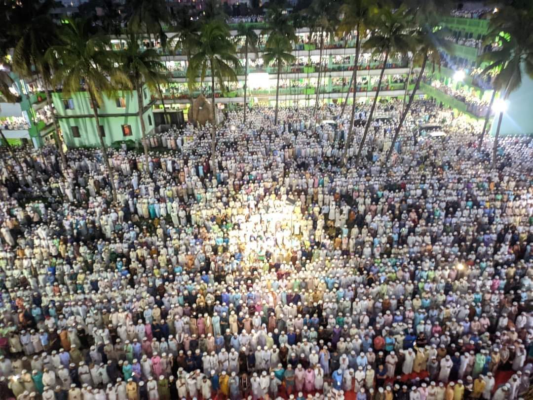 MuhammadNazmun's tweet photo. ইমাম আহমদ বিন হাম্বল রহ. তৎকালীন যুগের আহলে বিদআহ্ তথা বাতিল ফিরকাদের উদ্দেশ্য করে বলেছিলেন সেই ঐতিহাসিক উক্তি, 
بيننا وبينكم يوم الجنائز .
তোমাদের আর আমাদের পার্থক্য ফুটে উঠবে জানাজার দিন। আমাদের হুজুরদের জানাজার দৃশ্যগুলো আমাদেরকে সেই উক্তি বরাবরই স্মরণ করিয়ে দেয়। https://t.co/G1Phw8JgU4
