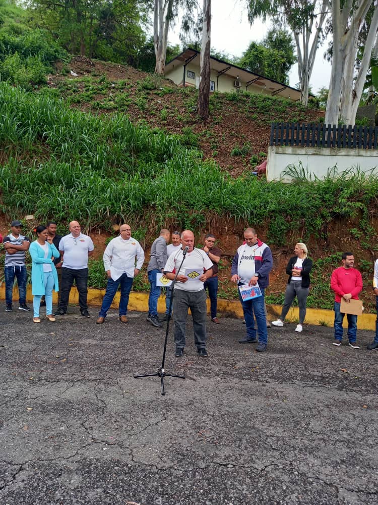 cubacooperaven's tweet photo. Actividad práctica desarrollada por los choferes del Grupo de Transporte de la Dirección Nacional el Día de la Técnica ,sobre el conocimiento de las señales del  tránsito. 

#CubaPorLaVida #CubaCoopera #RaulEsRaul https://t.co/4Xiv4Sc5Ct