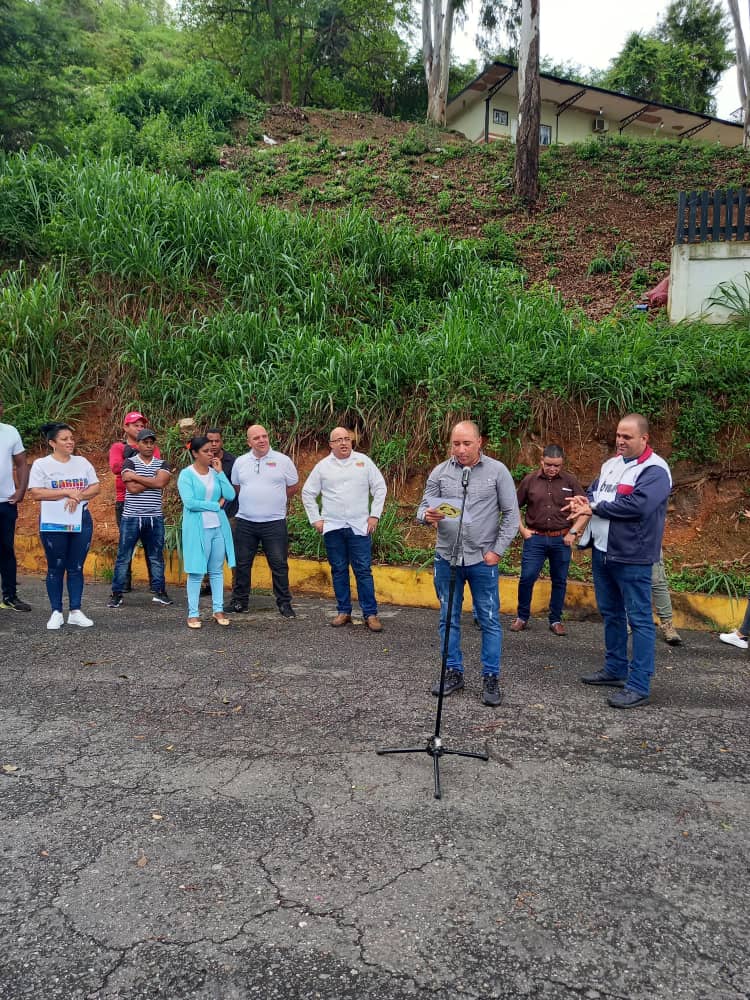 cubacooperaven's tweet photo. Actividad práctica desarrollada por los choferes del Grupo de Transporte de la Dirección Nacional el Día de la Técnica ,sobre el conocimiento de las señales del  tránsito. 

#CubaPorLaVida #CubaCoopera #RaulEsRaul https://t.co/4Xiv4Sc5Ct