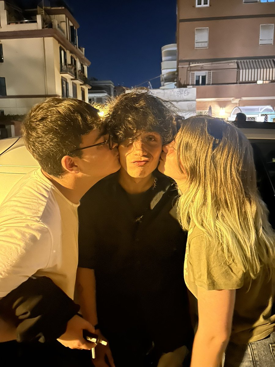 cubssssz's tweet photo. io, chiara e nostro figlio😭 https://t.co/FU20nU8qtu