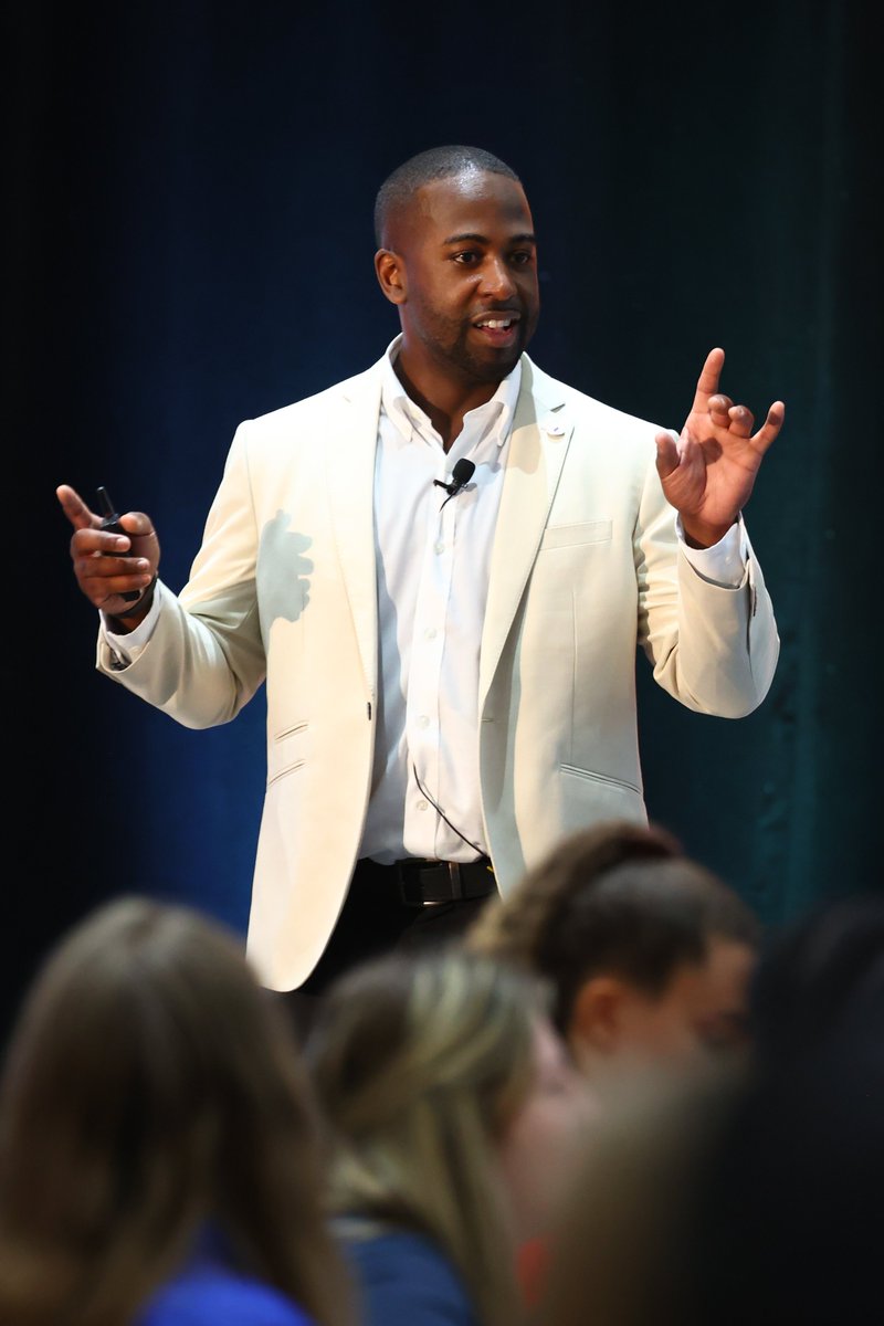 NCAA's tweet photo. Day 3 kicked off with a presentation by @OneBaggTalk about building an executive image and developing a professional presence.

#NCAALearnLead https://t.co/eCrOGsyDER
