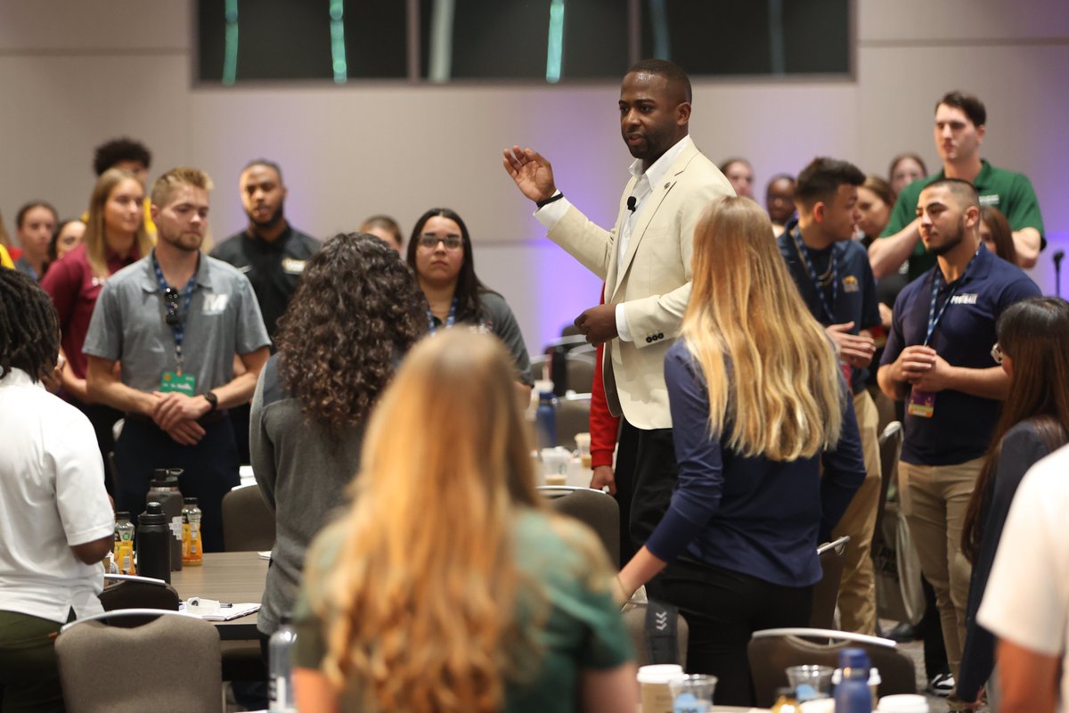 NCAA's tweet photo. Day 3 kicked off with a presentation by @OneBaggTalk about building an executive image and developing a professional presence.

#NCAALearnLead https://t.co/eCrOGsyDER