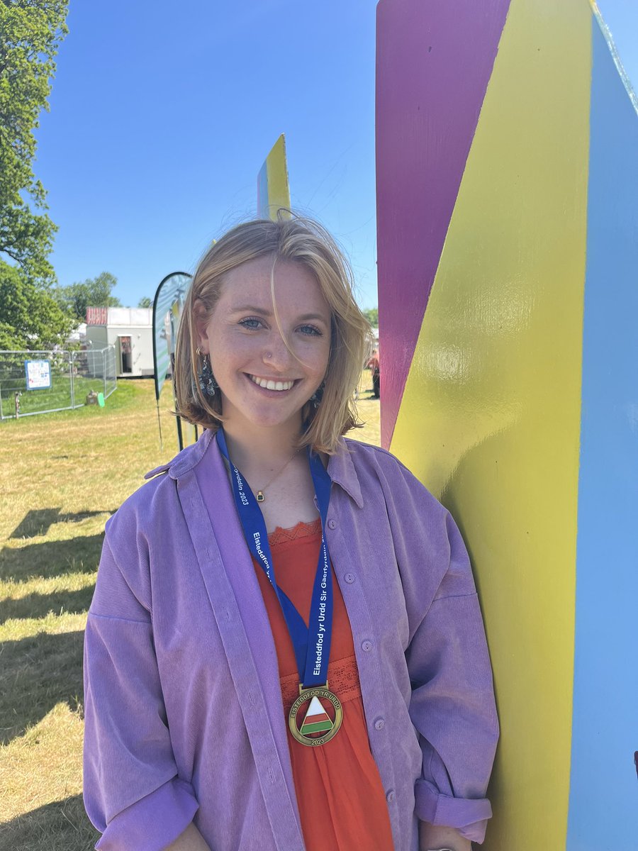 NelRichards's tweet photo. Braint cael derbyn Ysgoloriaeth Geraint George yn @EisteddfodUrdd heddi. Roedd y gwaith wedi selio ar natur Cymru a pham y dylid gwarchod ein tir. Edrych ymlaen i gael mynychu parc Cenedlaethol Triglav yn Slofenia. 🌿🏔🍃 https://t.co/mdWjxgb0RF