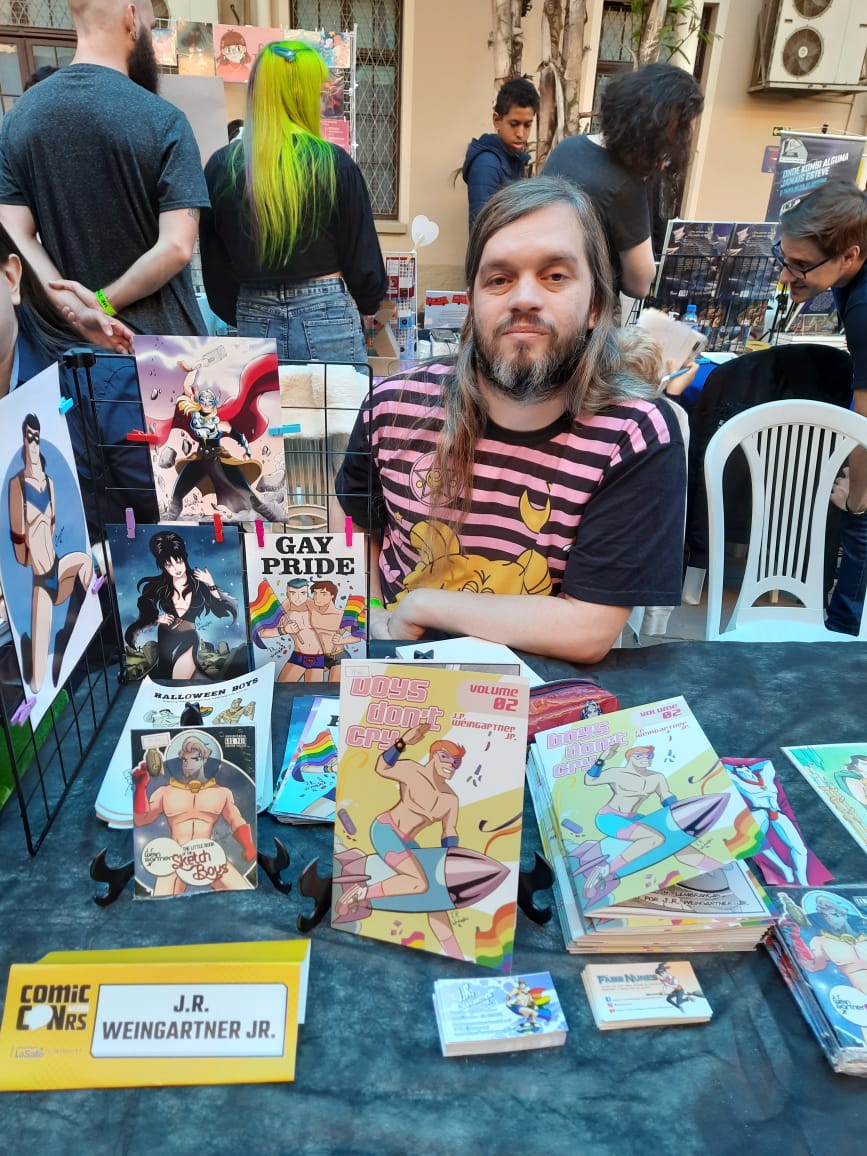 começou a #comicconrs 
vem ver nossa mesa!!!
#jrweingartnerjr #evento #ccrs #gayartist #artistalley #desenhista #hq #hqnacional #hqdigital #quadrinista #quadrinhosindependentes #boyslove #bl #bara #yaoi #quadrinhoslgbt #quadrinhonacional