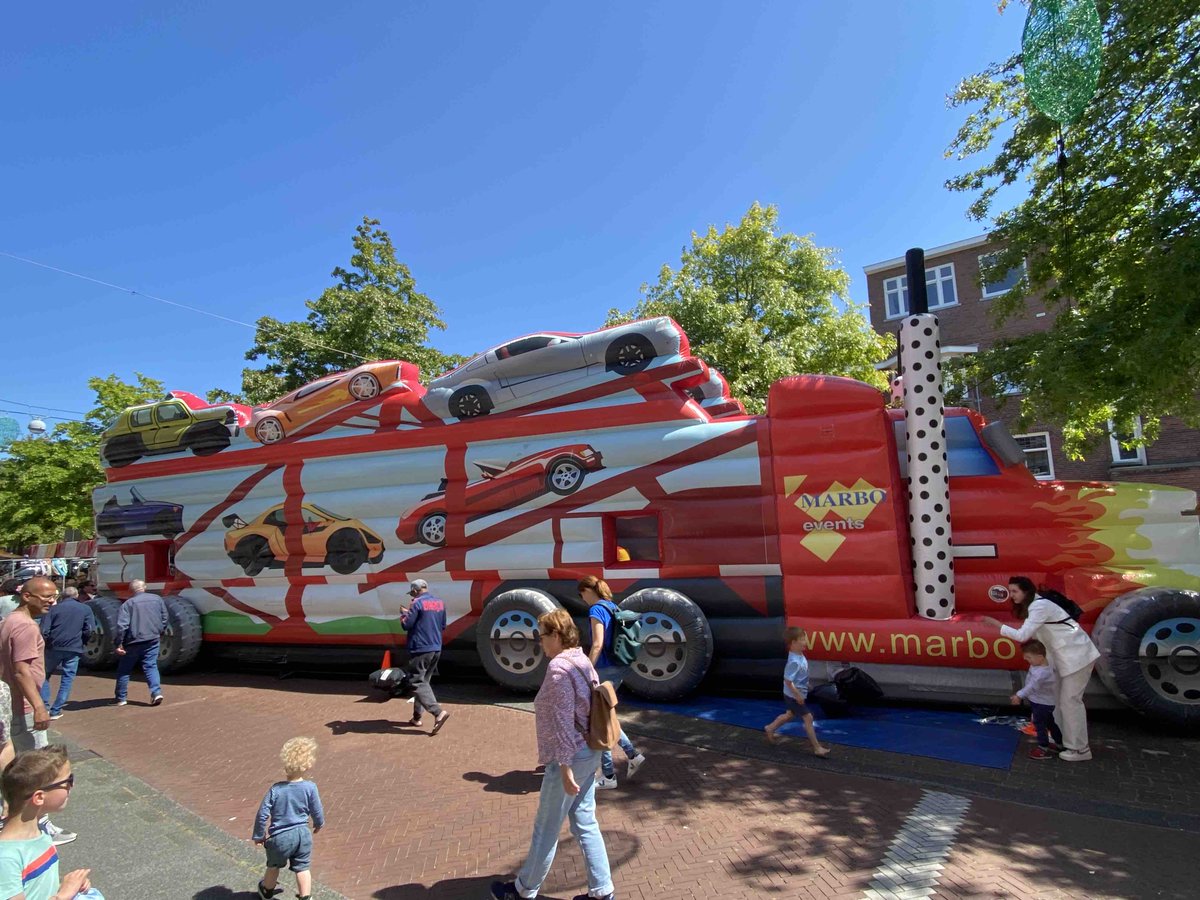 Vandaag was de jaarlijkse braderie van de Vruchtenbuurt. Leuk voor jong en oud. Wilt u ook in deze fijne buurt wonen.? Bel ons #Thuismakelaar #wonen #DenHaag #Vruchtenbuuurt #aankoop #makelaar #starter #huis