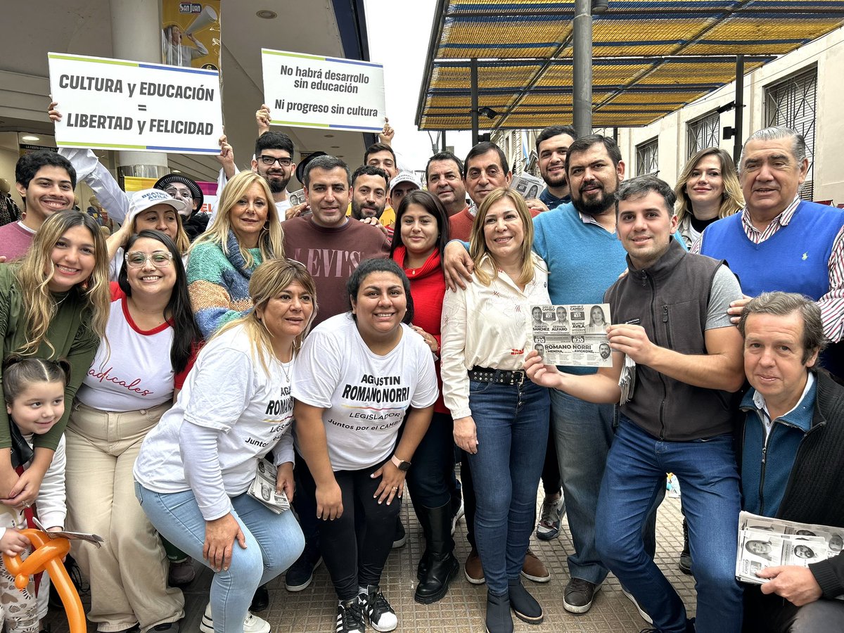 ARomanoNorri's tweet photo. Último sábado previo a los comicios, acercando el voto a los vecinos en el centro de nuestra ciudad.

¡A no bajar los brazos, los tucumanos merecemos vivir mejor!

#Lista820 #JxC https://t.co/dM6FOqDQOS