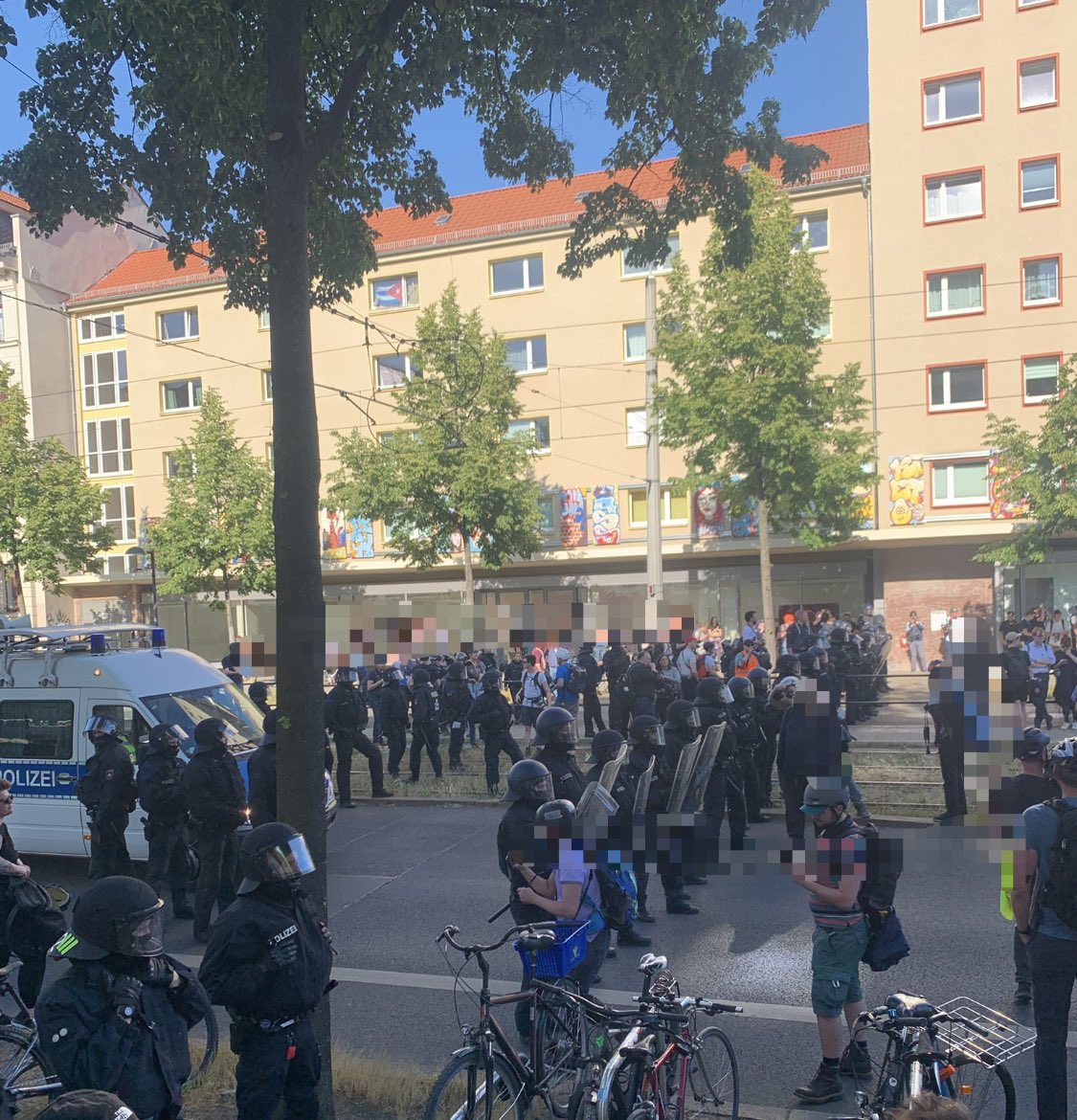 pablo_lej's tweet photo. Polizei hat sich behelmt mit Schilden aufgestellt. Demonstration ist ruhig und genießt die Sonne. Demonstrationsteilnehmende werden durch die Karli nicht mehr rausgelassen. So geht Deeskalation. Nicht. #le0306 https://t.co/ZxukfjzBfz