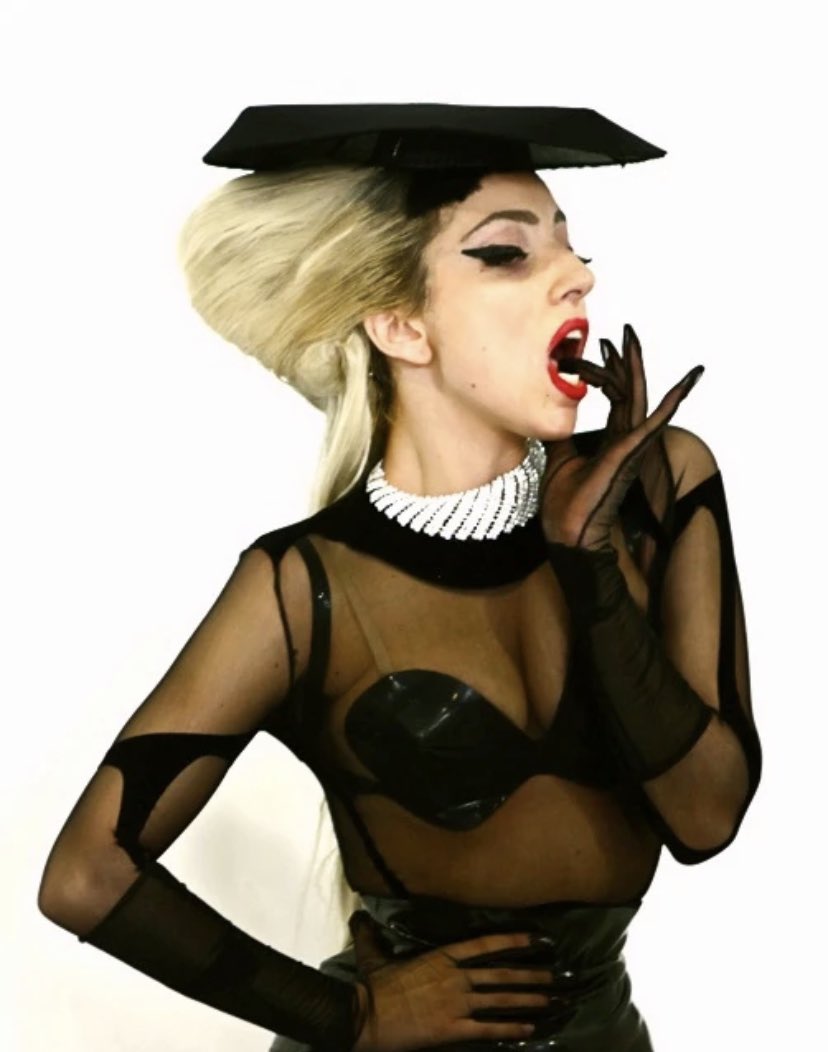 dontrmrartpop's tweet photo. Gaga in Mugler changed my life https://t.co/N3Ia4gX5lR