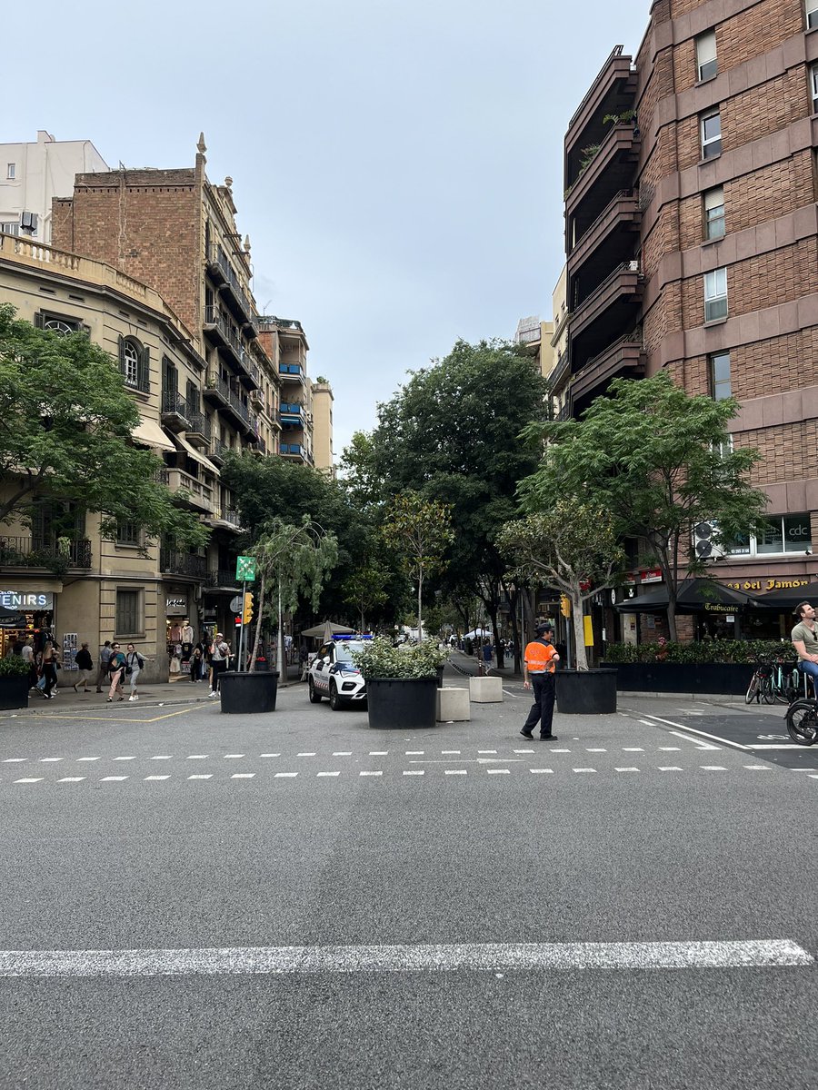 KIlIeou's tweet photo. Wie einfach es gehen kann? 
5 Pflanzkübel, und 5 Betonwürfel auf die Straße stellen und schon ist aus der Durchzugsstraße ein Lebensraum für Menschen entstanden. 
#popoup #Barcelona #tacticalUrbanisn https://t.co/zA3x9stVW5