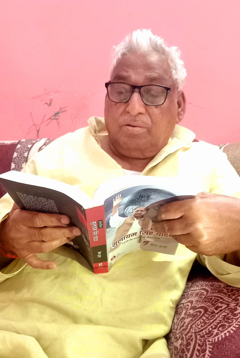 frankhuzur's tweet photo. It was a great opportunity for me to present my political #nonfiction, #Socialist #MulayamSinghYadav #Netaji #Political #biography to #MataPrasadPandey, a veteran socialist leader & former speaker, #UttarPradesh #Legislative_Assembly
The octogenarian @samajwadiparty leader is a contemporary of #MulayamSingh. His thoughts on the political journey of #Dhartiputra are significant part of my narrative.
Thank you, Sir #MPP, for encouragement and endorsement. Much appreciated gesture of #literary #empathy and intellectual solidarity. Happy #Reading experience.