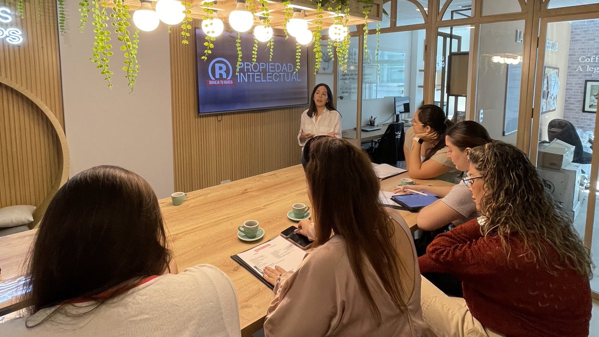 nunoacosta's tweet photo. . @MaGabrielaCamp de @CreaLegis explica acerca de propiedad intelectual en el taller #Manejatumarca2023 en Distrito de @circulo_naranja https://t.co/ubWJHyY3E3
