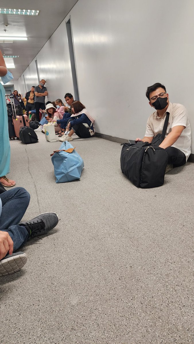 sashide's tweet photo. @CebuPacificAir don't make passengers wait in the fkn jetbridge for over a half hour with no air-conditioning. Ridiculously incompetent crew, flight is late. Flight 5j751 crew is super rude and dont give a shit about the conditions yelling 'wait for a while'. Uh. We have been https://t.co/5ExvTcQwyG
