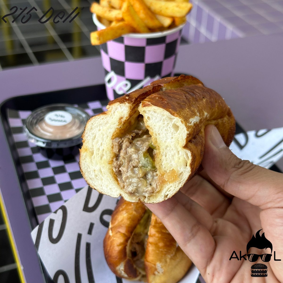 iak00l's tweet photo. مطعم @215Deli متخصص في الفيلي ستيك.
عندهم لحم ودجاج
يميزهم خبز البريتزل🥨 الي يخبزونه في المطعم بشكل يومي 
-الدجاج٢٤/
مع صوص الرنش وسلطةالملفوف 
-اللحم٢٩/
قطع لحم ونوعين جبن شيدر وبروفلون 
>بصراحه ابدعو في الخبز والصوصات كانو النوعين حلوه 👌🏽
📍
https://t.co/wZwQt9gaOn
#مطاعم_الرياض