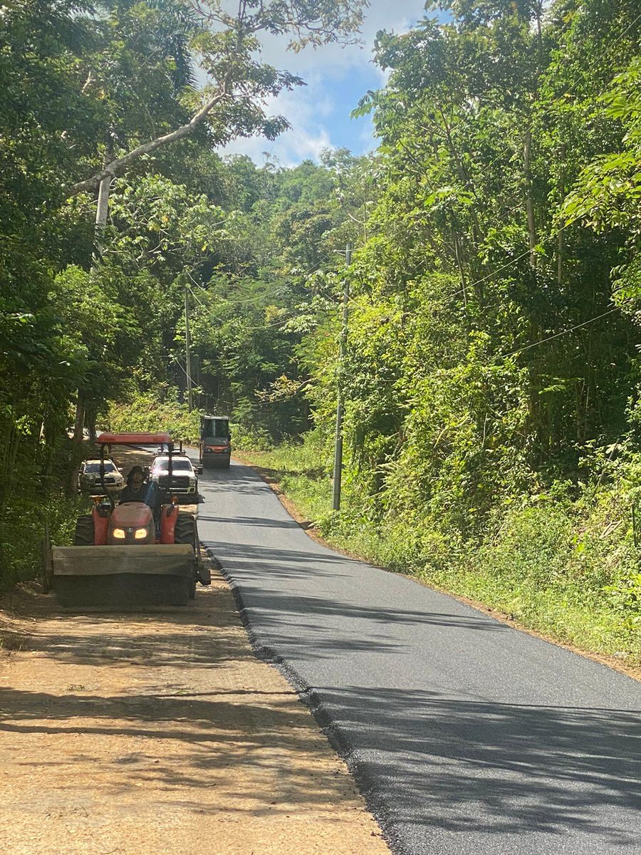 gabrielhr51's tweet photo. #HOY sábado continuan los trabajos de asfalto a la carretera PR-4488 en el barrio #AbraHonda como parte del MOU firmado con el Departamento de Obras Publicas Estatal @DTOP bajo su programa Cambiando Carriles.
#ProyectoCallesSeguras https://t.co/lusWq9irI8