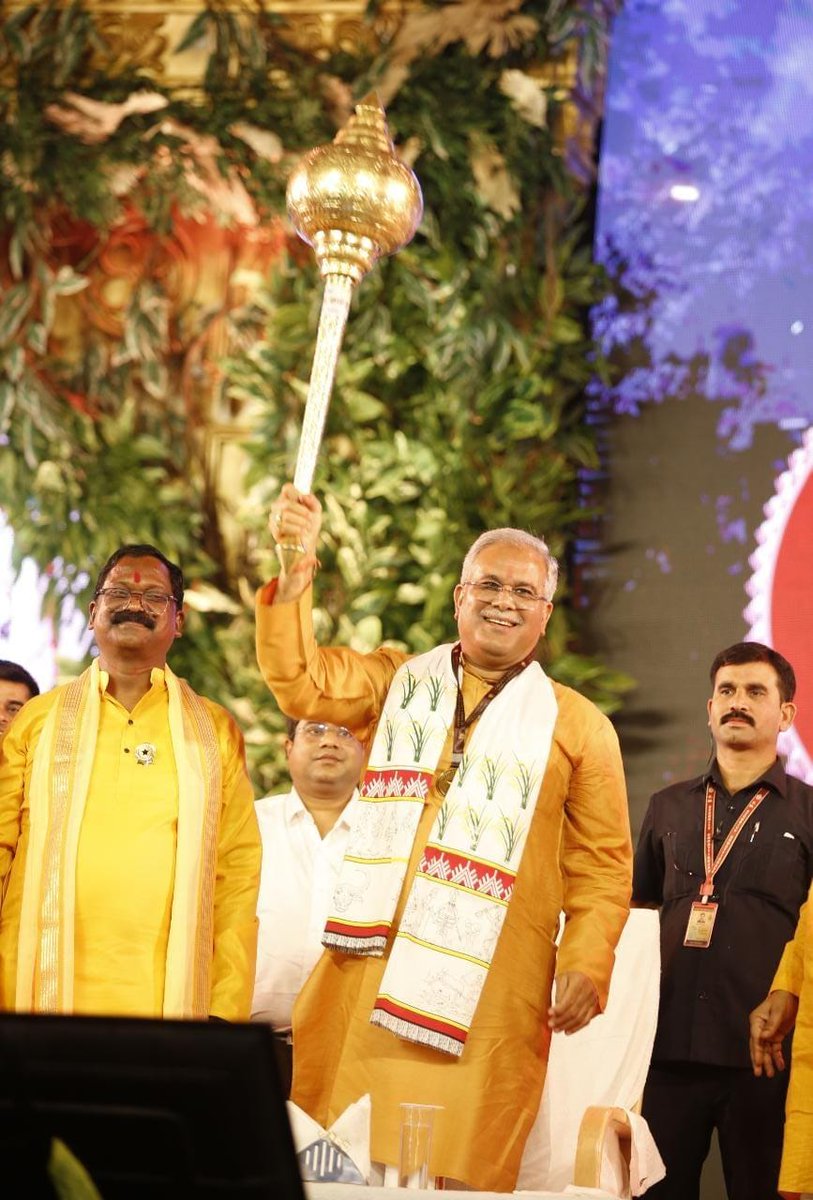 जय हनुमान ज्ञान गुन सागर।
जय कपीस तिहुं लोक उजागर।।

#राष्ट्रीय_रामायण_महोत्सव में मुख्यमंत्री श्री <a href="/bhupeshbaghel/">Bhupesh Baghel</a> सहित मंत्रीगण, जनप्रतिनिधि और मौजूद हजारों श्रद्धालुओं ने सामूहिक हनुमान चालीसा का पाठ किया।

#Ramayan_Mahotsav_CG #ChhattisgarhKeRam #HamarBhanchaRam