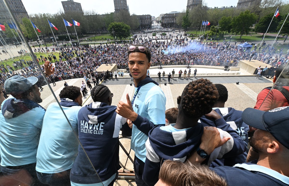 HAC_Foot's tweet photo. La célébration d'une ville, d'un club… 💙 https://t.co/H67CEcLG4r