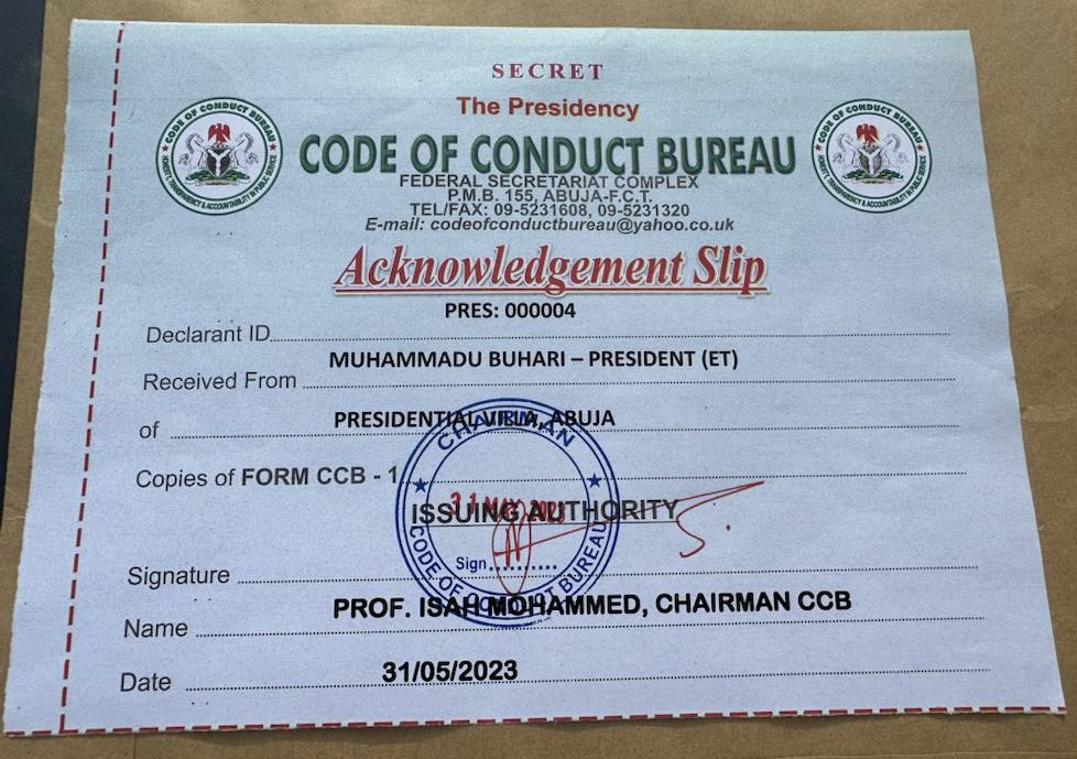 FORMER PRESIDENT BUHARI SUBMITS ASSETS DECLARATION FORM, SHOWS ZERO DEBT. 

Former President Muhammadu Buhari has submitted his assets declaration forms to the Code of Conduct Bureau, CCB,  in line with Chapter 6 of the constitution.
The CCB today issued an acknowledgement…
